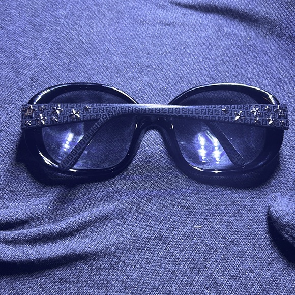 Fendi sunglasses with case and cloth - Picture 6 of 6